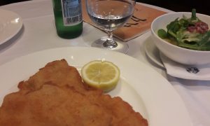 Cachopo y botella de agua